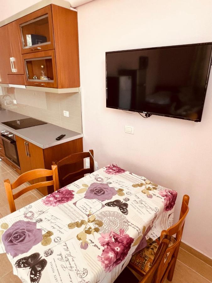 Sana Apartment Sarandë Esterno foto